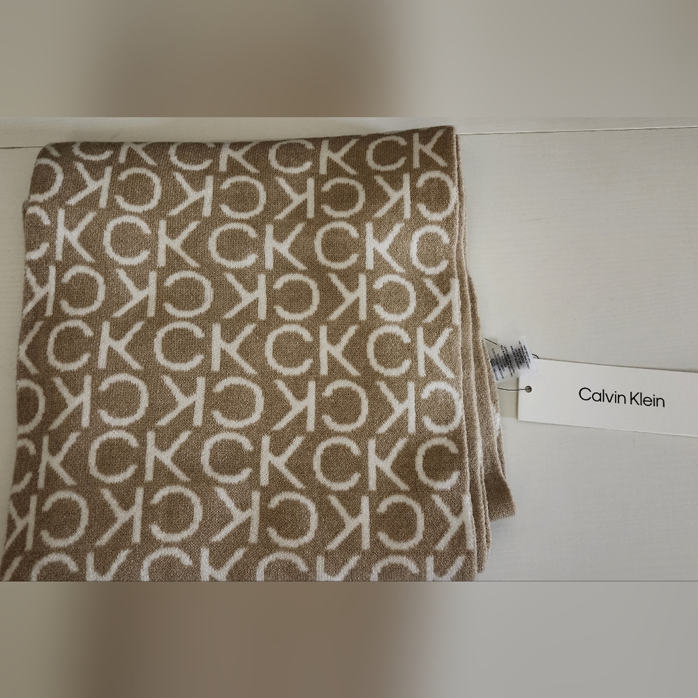 Calvin Klein Tan and White Knit Scarf